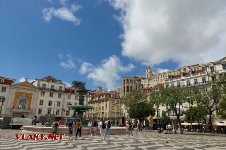 Lisabon, náměstí Rossio, nahoře patrný vršek výtahu Santa Justa, 8.6.2023, Tomáš Kraus