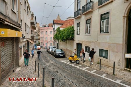Lisabon, čekání na tramvaj v ulici Rua Maria da Fonte, 8.6.2023, Tomáš Kraus