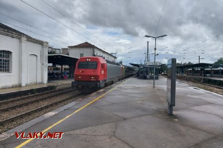 Coimbra-B, lokomotiva řady 5600 s vlakem IC směr Guimarães, 9.6.2023, Tomáš Kraus