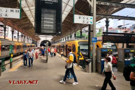 Porto-São Bento, stanice zaplněná jednotkami řady 3400, 9.6.2023, Tomáš Kraus