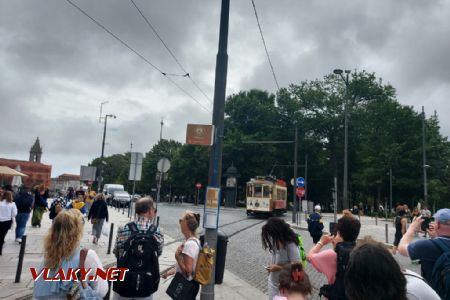Porto, tramvaj přijíždí do zastávky Clérigos, 9.6.2023, Tomáš Kraus