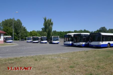 Rīga/Jugla: autobusy i trolejbusy na nezatrolejované smyčce, 9. 6. 2023 © Libor Peltan