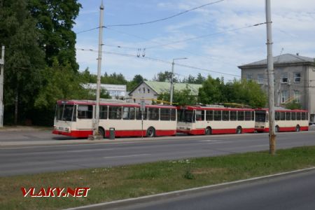 Vilnius/Žemieji Paneriai: čtrnáctky linky 15 čekají na odpolední špičku, 12. 6. 2023 © Libor Peltan