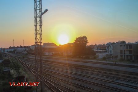 23.7.2022, Potulky Osijekom, západ Slnka nad železničnou stanicou, © Alexandra Michelčíková