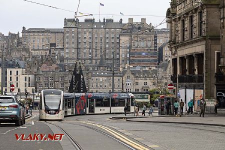 Edinburgh Trams od letiska zatáča od Waverley do mesta; máj 2023 © Tomáš Votava