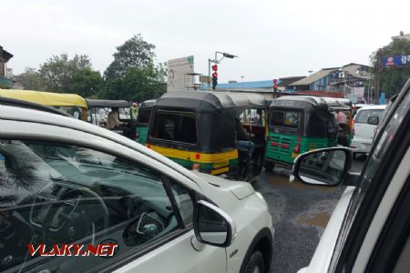 Dopravný chaos ráno pred stanicou Surat; 07.2023 © F. Smatana