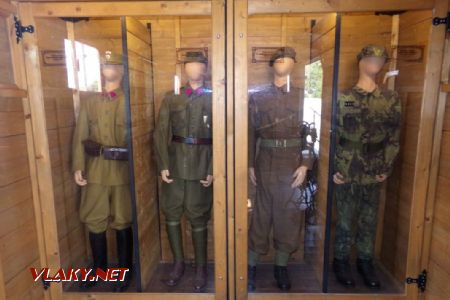 Na opačnej strane je vitrína s uniformami - legionára, čs. medzivojnová, čs. vojsko na západe počas WW2, AČR