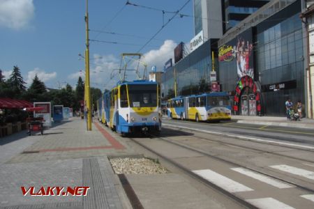 Košice/Nám. osloboditeľov: KT8 a Trolejbus v nezaměnitelném nátěru, 27. 7. 2012 © Libor Peltan