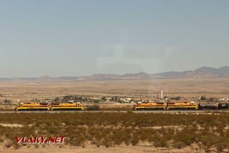 Úsek Benson - El Paso, potkáváme dlouhé nákladní vlaky, 16.10.2023 © Jiří Mazal