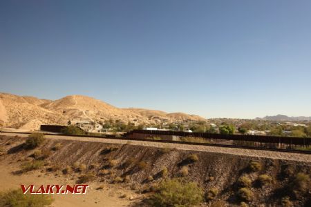 Před El Pasem je viditelná zeď vyznačující hranici s Mexikem, 16.10.2023 © Jiří Mazal