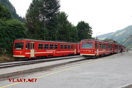 Mayrhofen: motorové a řídící vozy Zillertalbahn z 90. let, 10. 7. 2023 © Libor Peltan