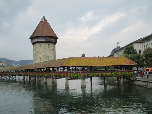 Luzern- Kapellbrücke- krytý drevený most bol po požiari perfektne zrekonštruovaný 