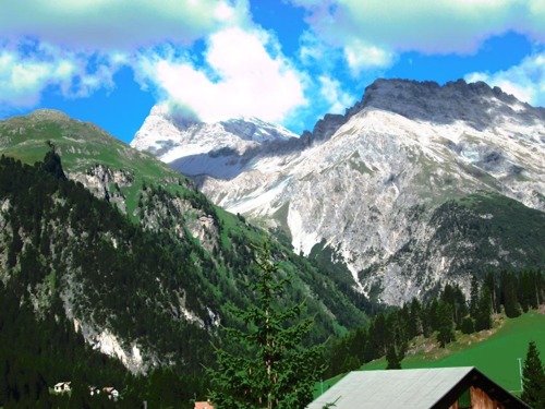 Pontresina- Bernina: prvý vysokáni Berninských Álp sa ukazujú na pravej strane 