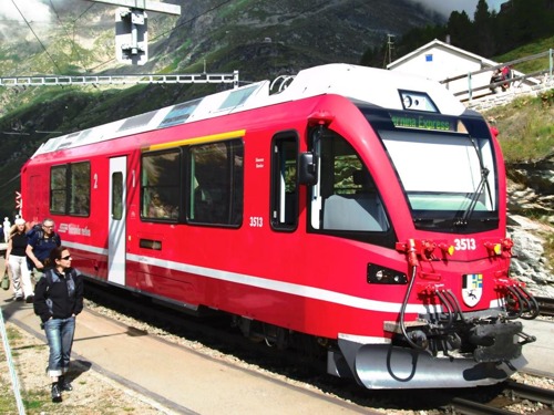 Alp Grüm (2091m): čelo našej súpravy Bernina expresu- ABe 8/12 č.3513 