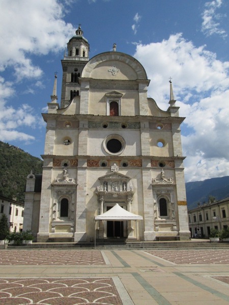 Tirano: Piazza della Basilica, križovatka je za kostolom Madonna di Tirano 