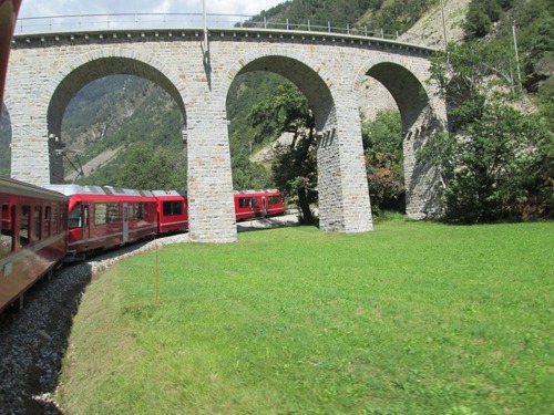 Brusio: vchádzame pod kruhový viadukt smerom do St. Moritzu 