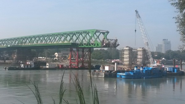 28.8.2015- Bratislava- vysúvanie mosta na nedokončený pilier 34 pomocou plávajúcej podpery ©Juraj Földes
