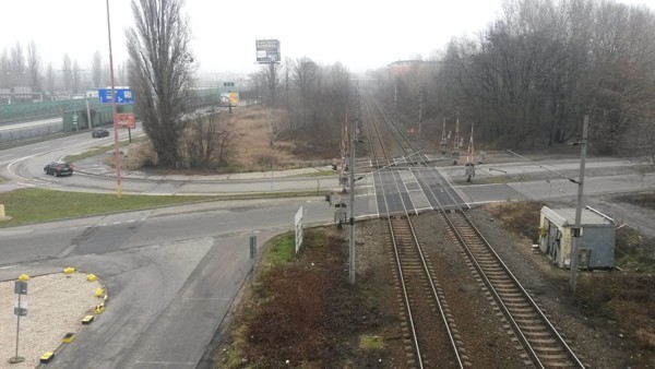 30.1.2016- Bratislava- Petržalka- pohľad z rekonštruovanej električkovej estakády na železničnú trať č. 132 ©Juraj Földes