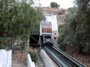 Drážní překvapení na Egejské riviéře: Pozemní lanovka nebo šikmý výtah?