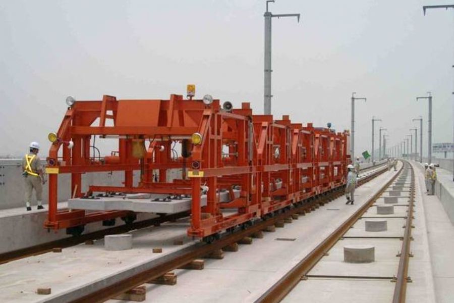 Mechanizácia pre stavbu bezštrkových tratí
