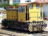 03.06.04 - Sousse: neidentifikovaná lokomotiva traťového hospodářství fotografovaná dírou v plotě   