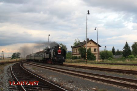 Mimoriadny parný vlak vchádza do stanice Topoľčany; 2.7.2011 © Miroslav Sekela