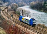 EuroRunner 2016.903 LTE sa ženie po brehoch Váhu počas prvej jazdy do Popradu-Tatier 8. apríla 2005 ako vlak LV 57001