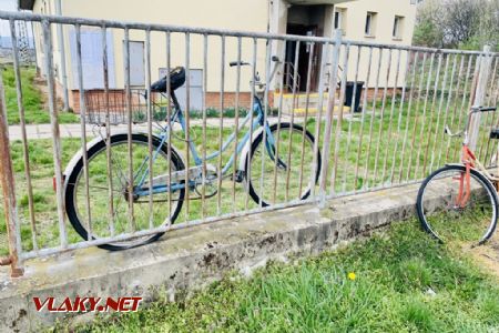 Staré bicykle uzamknuté o plot; 4.4.2022 © Mário Rozatovský