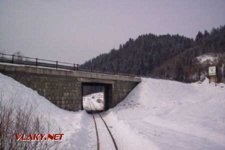 Podjazd Čiernohronskej železnice pod štátnou cestou Brezno - Hriňová, 5.3.2005, © Miro Drkoš