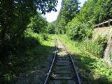 Úzkorozchodná trať sa tiahne pozdĺž cesty v krásnom prostredí Čermeľského údolia.