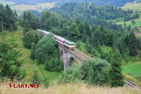 Viadukt s vlakom R810 z vrcholu zárezu. 9. 8. 2010 © Ivan Wlachovský