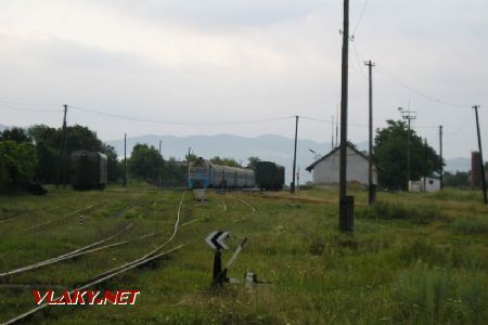 Súprava vlaku 6902 po príchode do Solotviny. V diaľke sa dvíhajú rumunské hory.