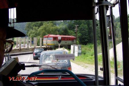 Manipulačný vlak na priecestí pred Muráňom	, 26.7.2005, © Kamilk