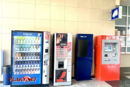 Automaty občerstvenia, vypnutý (alebo nefunkčný) infopoint ŽSR, automat na predaj dokladov IDS BK v čakárni; 3.4.2022 © Mário Rozatovský