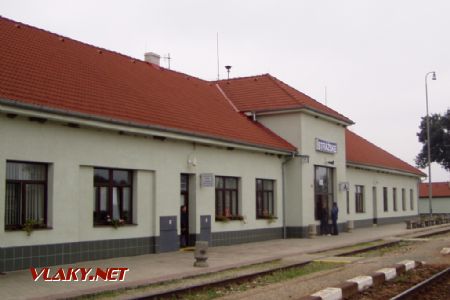 Výpravná budova stanice; 9.10.2004 © Miroslav Sekela