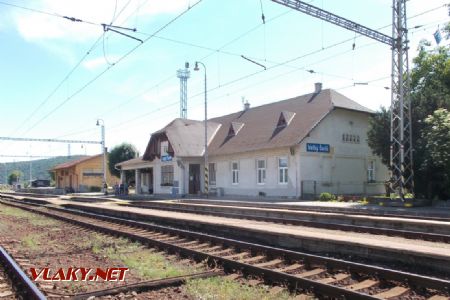 Staničná budova, pohľad zo smeru Plaveč; 09.06.2017 © Michal Čellár