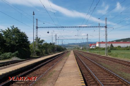 Koľajisko stanice, pohľad smer Plaveč; 09.06.2017 © Michal Čellár