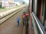V ŽST Žarnovica Uragán a Pio nastupujú do vlaku, © Jakub Wlachovský