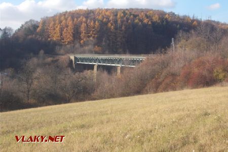 Pohľad na viadukt zo smeru Nové Mesto nad Váhom; 09.11.2021 © Michal Čellár