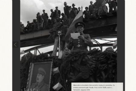 Slávnostne odovzdanie hlohoveckého mosta do prevádzky. Za armádu prehovoril pplk. Novák. Foto: archív TASR, autor L. Tarkoš/26. augusta 1945