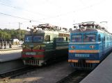 Elektrické lokomotívy v čele dvoch vlakov, 2.10.2005, Odesa, © Jakub Ulaher