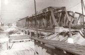 Stavba definitívneho mosta v pravej koľaji (asi 1947, prevádzka otvorená 24.2.1948), v koľaji č.2 je ešte pôvodná konštrukcia, ktorá bola vymieňaná až pri elektrifikácii trate, © archív MDC
