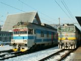 460.017 ČD a 754.071 ZSSK, 17.11.2005, Čadca, těmito vlaky jsem jel (460 do Ostravy, vedle do Žiliny), © Strnisko Jiří