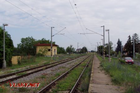 Zastávka a trať smer Leopoldov; 18.6.2008 © Miroslav Sekela