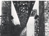 Vyzdvihovanie mostnej konštrukcie. © archiv Peter Bacik