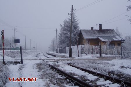Zastávka a trať smer Zbehy; 14.1.2006 © Miroslav Sekela