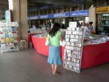 Prodejna knih v podloubí nádražní budovy (Tunis - 17.6.2006) © PhDr. Zbyněk Zlinský