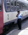 Výpravčí dává odjezd vlaku DClim 5/63 Tunis - Sousse (Bir Bou Regba - 17.6.2006) © PhDr. Zbyněk Zlinský