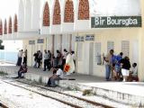 Cestující čekají na zpožděný vlak DClim 5/68 Sousse - Tunis (Bir Bou Regba - 17.6.2006) © PhDr. Zbyněk Zlinský