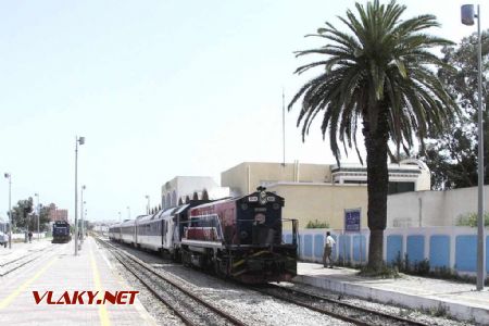 Stroj 91 91 0 000566-0 přijíždí s vlakem DClim 5/68 Sousse - Tunis (Bir Bou Regba - 17.6.2006) © PhDr. Zbyněk Zlinský